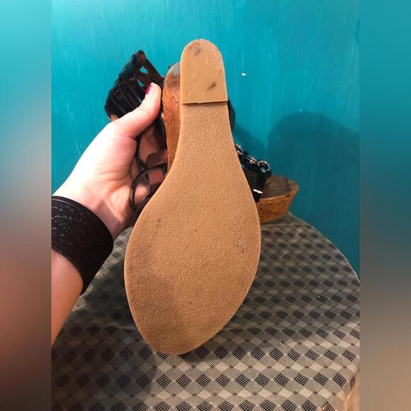 8.5 Steve Madden Black Gladiator Metal Loop Wedge Heels - Picture 6 of 9